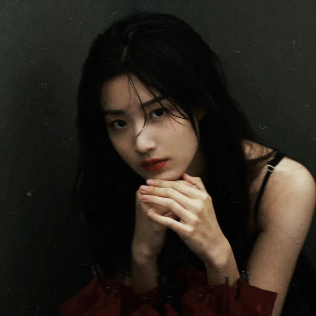 穿黄靴子的女孩